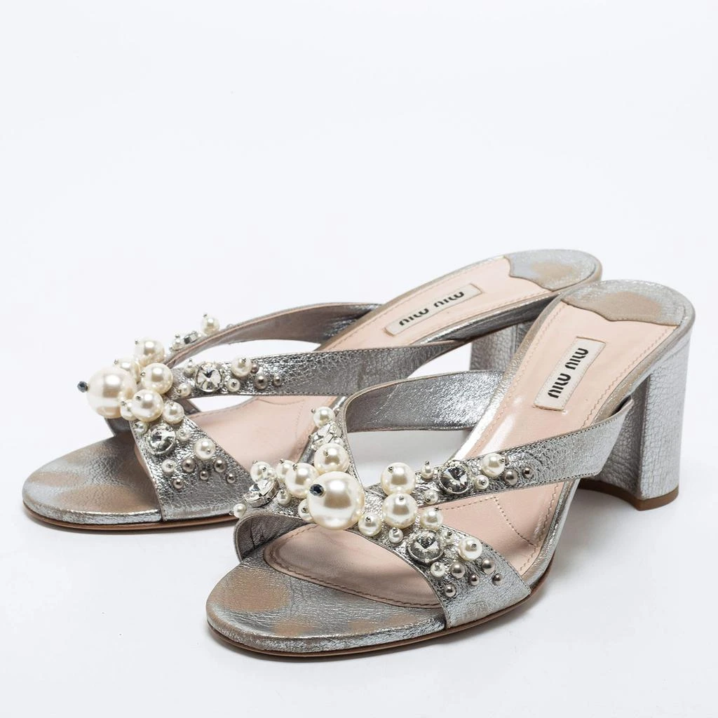 商品[二手商品] Miu Miu|Miu Miu Silver Leather Crystal And Pearl Embellished Slide Sandals Size 40,价格¥887,第2张图片详细描述