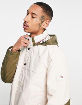 推荐Tommy Hilfiger polyester blend tech stand collar colourblock jacket in cream - CREAM商品