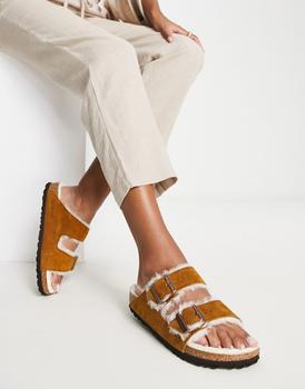 推荐Birkenstock Arizona flat sandals in mink with fur lining商品