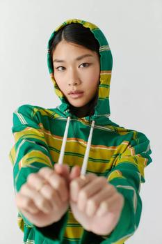 商品UO Joshua Hooded Long Sleeve Tee,商家Urban Outfitters,价格¥208图片