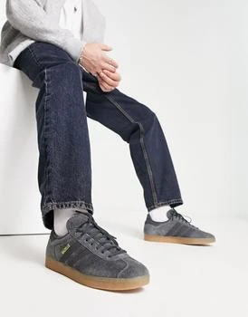 推荐adidas Originals Gazelle trainers in dark grey with gum sole商品