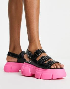 推荐KOI Sticky Secrets chunky sandals with pink sole in black商品