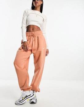 商品NIKE | Nike mini swoosh oversized high rise joggers in amber brown,商家ASOS,价格¥686图片