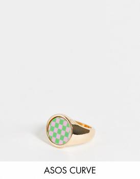 推荐ASOS DESIGN Curve ring in green and pink checkboard design in gold tone商品