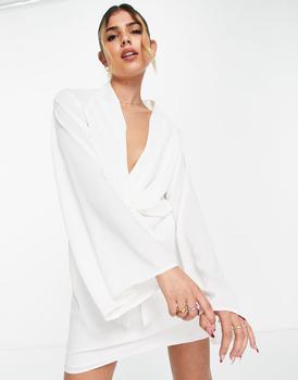 推荐In The Style x Perrie Sian plunge front knot detail shirt dress in white商品