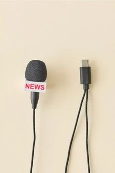Urban Outfitters | Breaking News Mini Microphone,商家Urban Outfitters,价格¥111