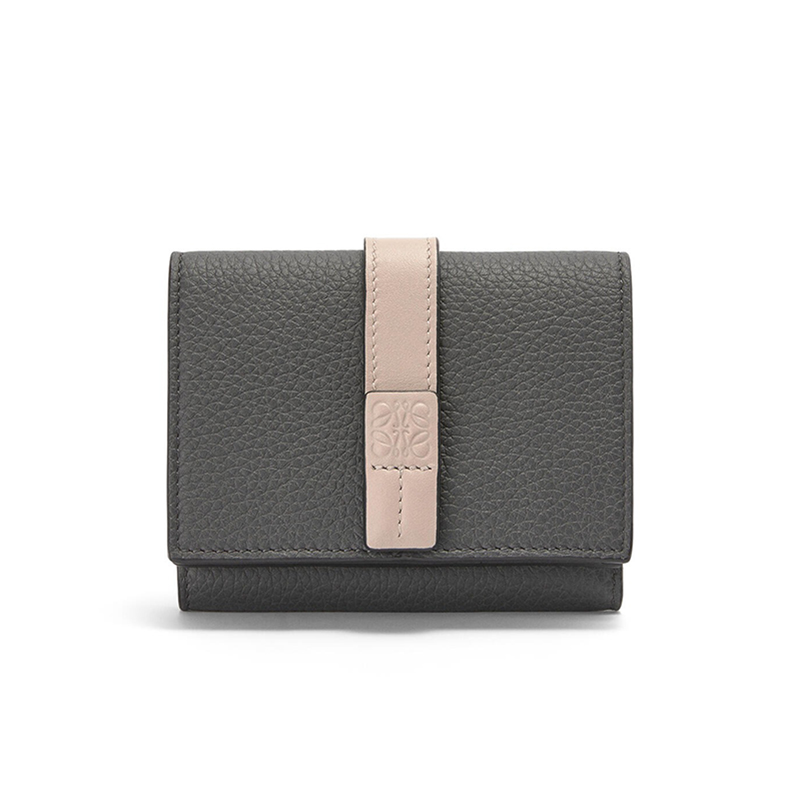 罗意威短袖衣服, Loewe | LOEWE/罗意威 22新款 女士煤灰色/暗夜幽灵色粒面牛皮革徽标压纹搭扣三折钱包C660TR2X01-1636商品图片 额外9.5折, 包邮包税, 额外九五折