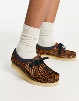 推荐Clarks Originals Wallabee shoes in tiger print hairy suede商品