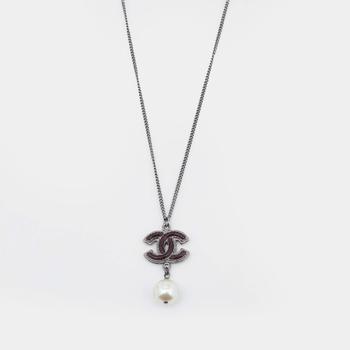 [二手商品] Chanel | Chanel Gunmetal Tone Burgundy CC Charm Faux Pearl Drop Necklace商品图片,8.9折