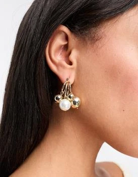 推荐& Other Stories layered hoop earrings with faux pearls in gold商品