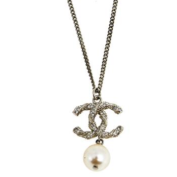 推荐Chanel CC Faux Pearl Crystals Silver Tone Metal Pendant Necklace商品