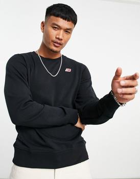 推荐New Balance small logo sweatshirt in black商品