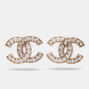 推荐Chanel Gold Tone Faux Pearls & Crystals CC Stud Earrings商品