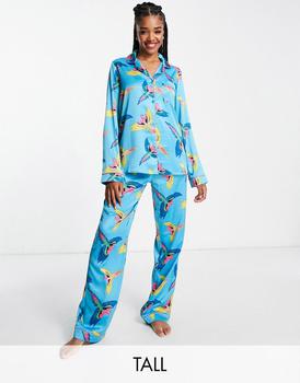 推荐Chelsea Peers Tall premium satin revere top and trouser pyjama set in blue parrot print商品