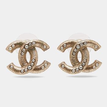 推荐Chanel Pale Gold Tone Faux Pearls CC Stud Earrings商品