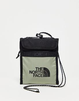 商品The North Face | The North Face Bozer III neck pouch in green,商家ASOS,价格¥99图片