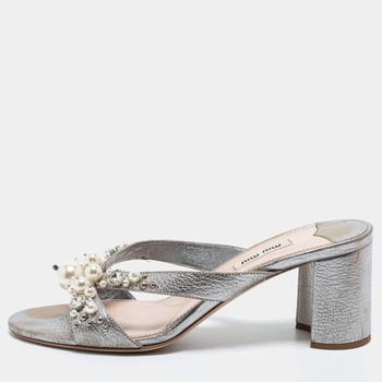 推荐Miu Miu Silver Leather Crystal And Pearl Embellished Slide Sandals Size 40商品