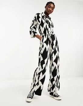 推荐Monki loose fit jumpsuit in white and black abstract print商品