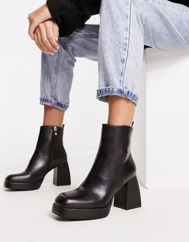 推荐Urban Revivo chunky heel ankle boots in black商品