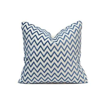 Millihome | Chevron Cut Velvet Decorative Pillow, 20" x 20",商家Macy's,价格¥328