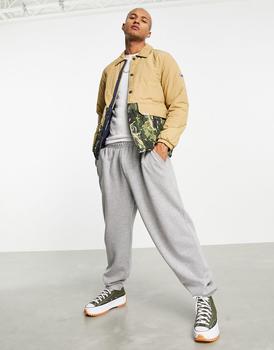 推荐Tommy Jeans plain and camo print reversible coach jacket in navy/beige camo print商品