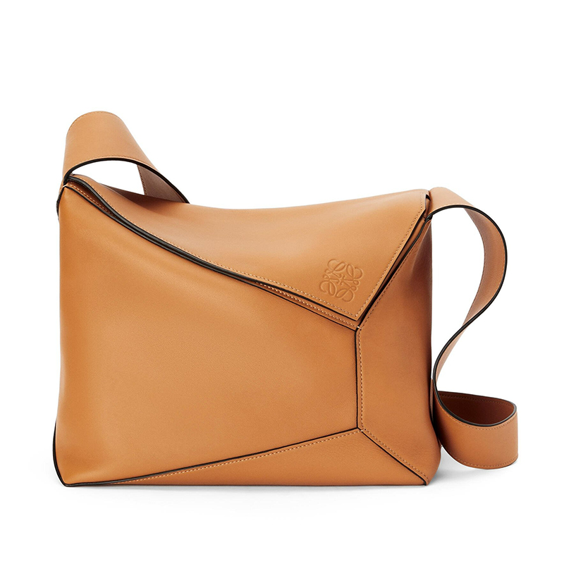 罗意威puzzle, Loewe | 【包税】LOEWE/罗意威 22春夏新款Puzzle Hobo系列 男士荒漠色牛皮革斜跨单肩hobo包0010651289商品图片 额外9.5折, 包邮包税, 额外九五折