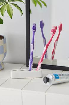 商品Yamazaki | Laurel Toothbrush Holder,商家Urban Outfitters,价格¥92图片
