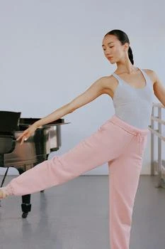 Alo | Accolade Sweatpant - Ballet Pink,商家Alo yoga,价格¥945