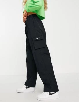 推荐Nike mini swoosh cargo trousers in black商品