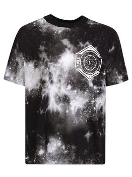 男士休闲范思哲t恤, Versace | VERSACE JEANS COUTURE T-SHIRT WITH GALAXY PRINT AND VERSACE JEANS COUTURE LOGO商品图片 7.3折