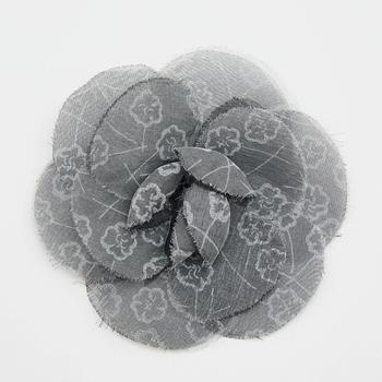 商品Chanel Monochrome Printed Silk Camellia Pin Brooch,商家The Luxury Closet,价格¥2503图片