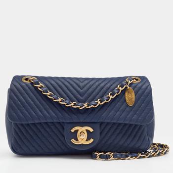 [二手商品] Chanel | Chanel Navy Blue Chevron Leather Small Medallion Charm Flap Bag商品图片,8.7折, 满1件减$100, 满减