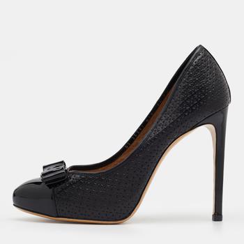 菲拉格慕女鞋, Salvatore Ferragamo | Salvatore Ferragamo Black Laser Cut Leather Vara Lace Bow Pumps Size 39商品图片 