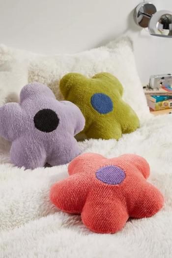 Urban Outfitters | Flower Shaped Tufted Throw Pillow商品图片,7.4折×额外8.7折, 额外八七折