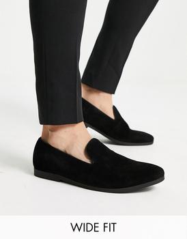 推荐Truffle Collection wide fit faux suede slip on loafers in black商品