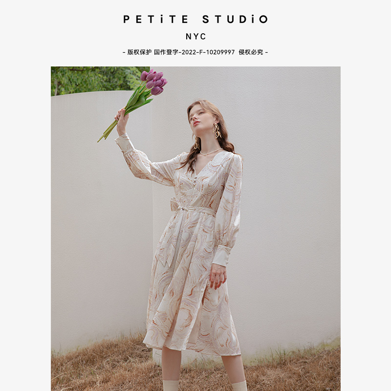 Petite Studio NYC | Blythe大理石丝质浪漫氛围感V领连衣裙 | Blythe Dress - Marble商品图片,额外7折, 包邮包税, 额外七折