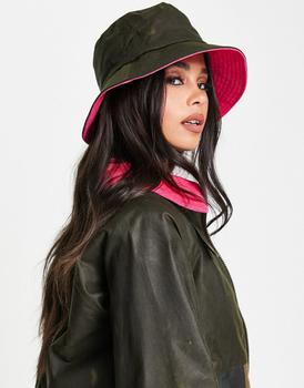 商品Barbour | Barbour x ASOS exclusive Lorna reversable bucket hat in khaki,商家ASOS,价格¥420图片