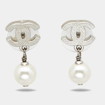 推荐Chanel Silver Tone Quilt Patterned CC Pearl Drop Earrings商品