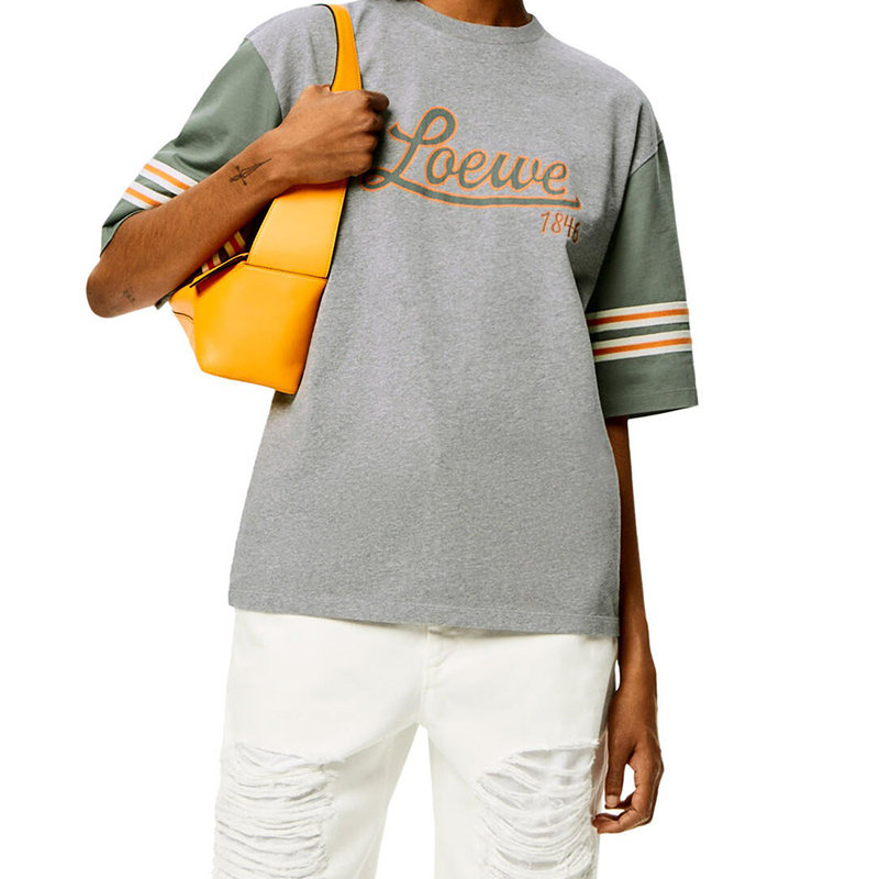 Loewe | 【预售3-7天】LOEWE/罗意威 22年秋冬新款 女士灰色饰有军绿色袖口印花LOGO圆领T恤S359Y22X16-1812商品图片,7.9折×额外9.5折, 包邮包税, 额外九五折