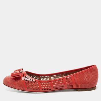 菲拉格慕芭蕾鞋, [二手商品] Salvatore Ferragamo | Salvatore Ferragamo Coral Orange Laser Cut Patent Leather Varina Ballet Flats Size 39.5商品图片 7.9折