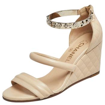 美国香奈儿鞋, [二手商品] Chanel | Chanel Beige Quilted Leather Charm Embellished Ankle Cuff Wedge Sandals Size 37商品图片 5.4折, 满1件减$100, 满减