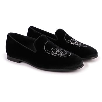 推荐Velvet loafers with embroidered skull in black商品