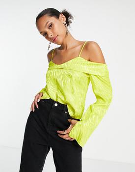 ASOS | ASOS DESIGN cold shoulder blouse in lime tiger jacquard商品图片,