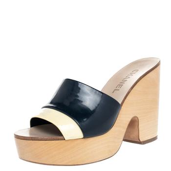 推荐Chanel Cream/Blue Patent Leather CC Wooden Clogs Sandals Size 37.5商品