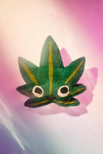 Urban Outfitters | Leaf Buddy Throw Pillow商品图片,7.9折×额外8.7折, 额外八七折