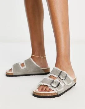 推荐Birkenstock Arizona flat sandals in grey with fur lining商品