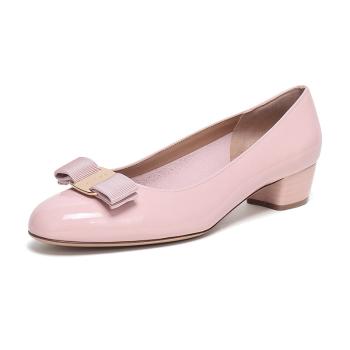 商品Salvatore Ferragamo | SALVATORE FERRAGAMO 女士淡粉色漆皮蝴蝶结装饰粗跟鞋 01-7468-643071,商家Beyond Chinalux,价格¥3734图片