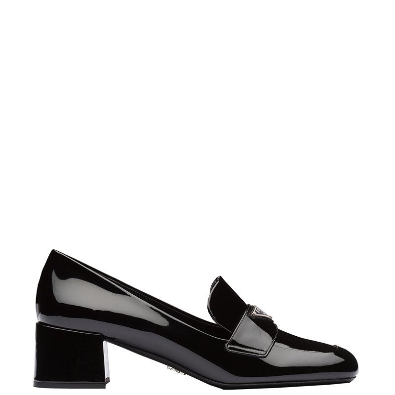 Prada | 【预售3-7天】PRADA/普拉达 22年早春新款 Mocassini Triangolo系列 女士黑色皮革饰涂珐琅三角形金属徽标漆皮乐福鞋1D763M_069_F0002_F_045商品图片,8折, 包邮包税