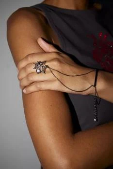 Urban Outfitters | Spiderweb Hand Chain,商家Urban Outfitters,价格¥112