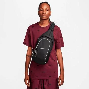 推荐Nike Sportswear Essentials Reflective Sling Bag (8L)商品